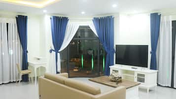 Family Suite Room (Ocean Harbor View & Riverfront) | Phòng khách | TV màn hình phẳng