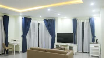 Family Suite Room (Ocean Harbor View & Riverfront) | Phòng khách | TV màn hình phẳng