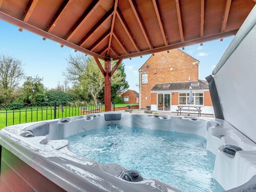 4 bedroom accommodation in West Huntspill, Highbridge