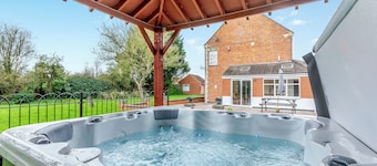 4 bedroom accommodation in West Huntspill, Highbridge