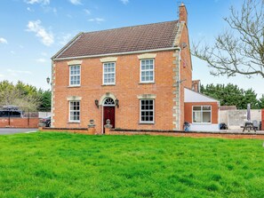 Exterior - 4 bedroom accommodation in West Huntspill, Highbridge (West Huntspill, Highbridge)