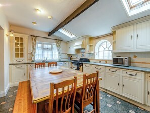 Dishwasher, freezer - 4 bedroom accommodation in West Huntspill, Highbridge (West Huntspill, Highbridge)