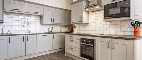 Lavavajillas, periquera y congelador