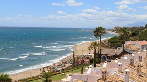 A coastal hotel with a beach view, palm trees, and a sea wall. - Puerta del Mar - Direct access to the beach (Mijas Costa)