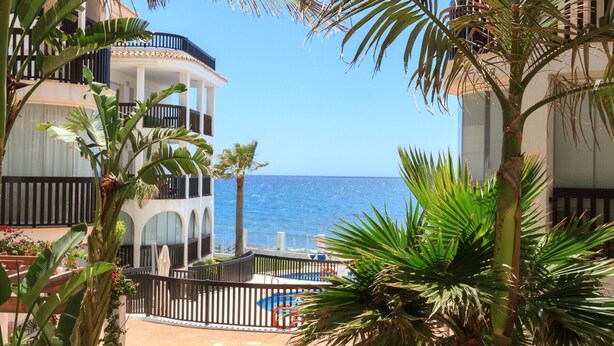 A beachfront property with a pool, palm trees, and a view of the sea. - Puerta del Mar - Direct access to the beach (Mijas Costa)