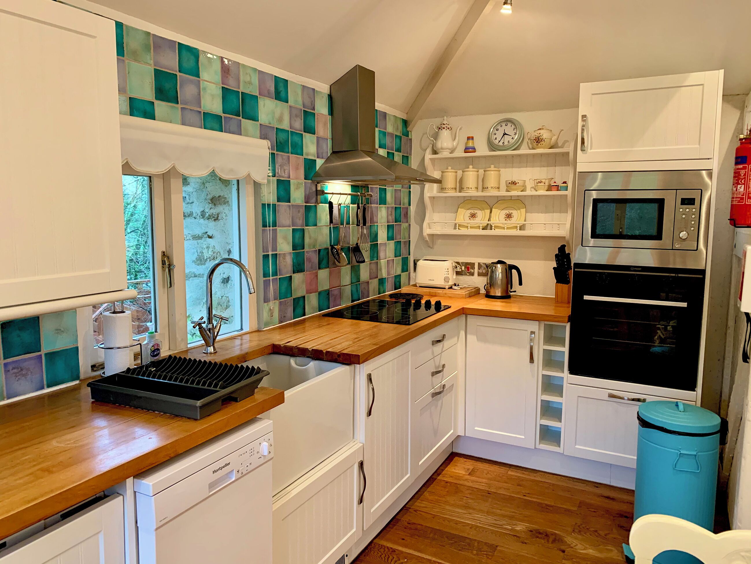 Oppvaskmaskin og høy barnestol