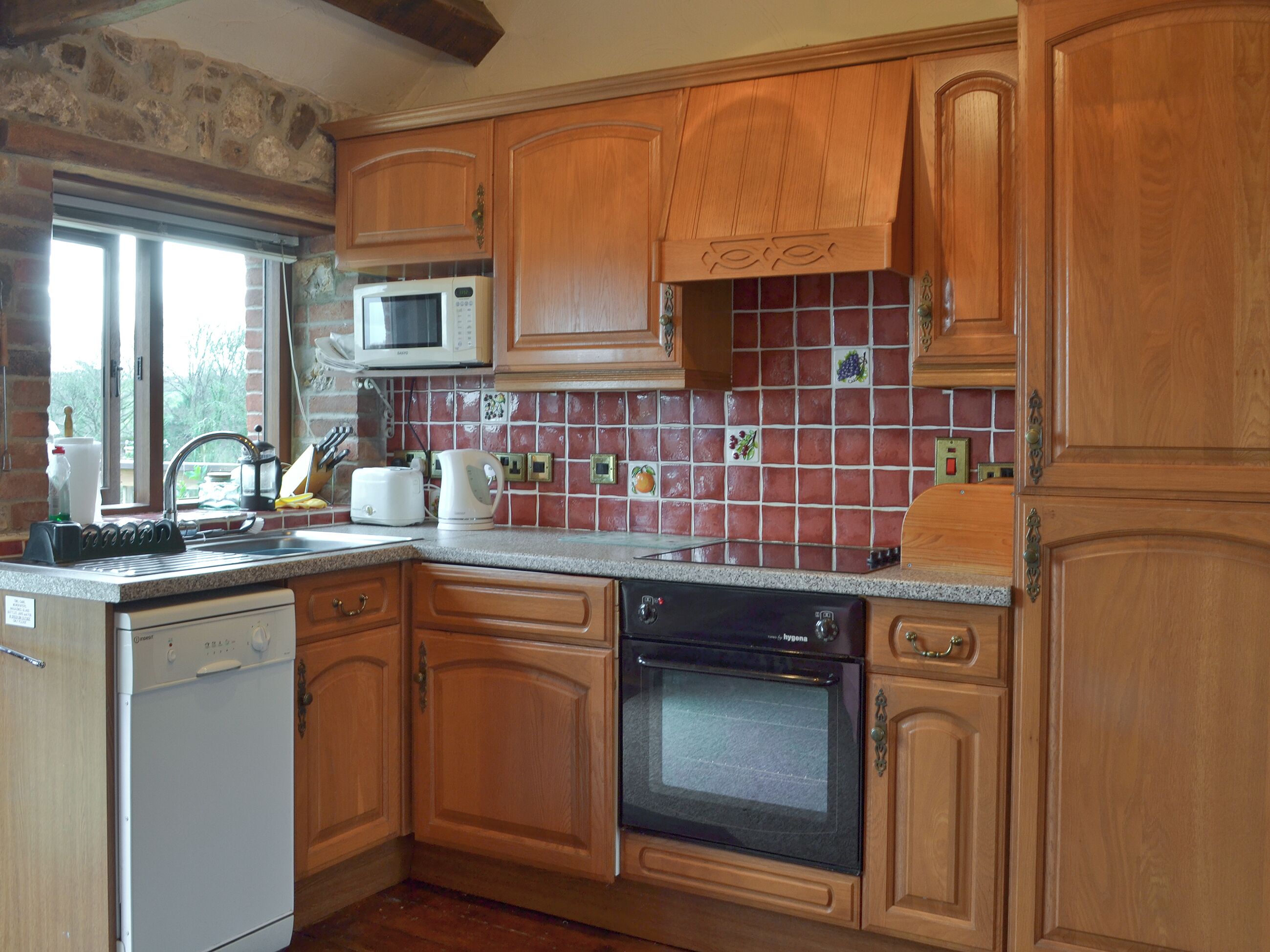 Een vaatwasser, een kinderstoel