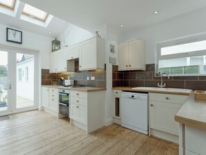 Oppvaskmaskin, høy barnestol, kjøkkenutstyr og fryser