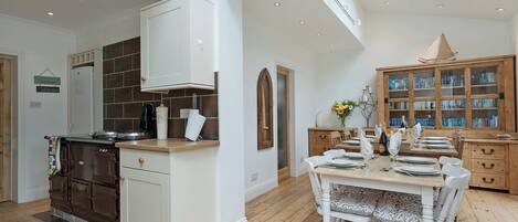 Oppvaskmaskin, høy barnestol, kjøkkenutstyr og fryser