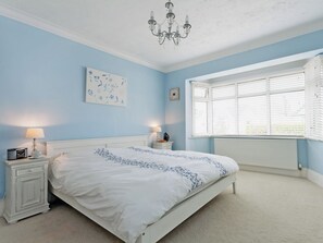 6 bedrooms, free WiFi, bed sheets - 6 bedroom accommodation in Bournemouth (Bournemouth)