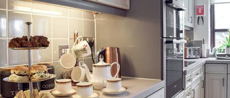 Lave-vaisselle, batterie de cuisine, vaisselle et ustensiles