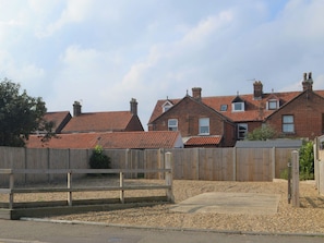 Un quartier résidentiel où les maisons se distinguent par leurs toits recouverts de tuiles rouges et leurs murs en briques.
