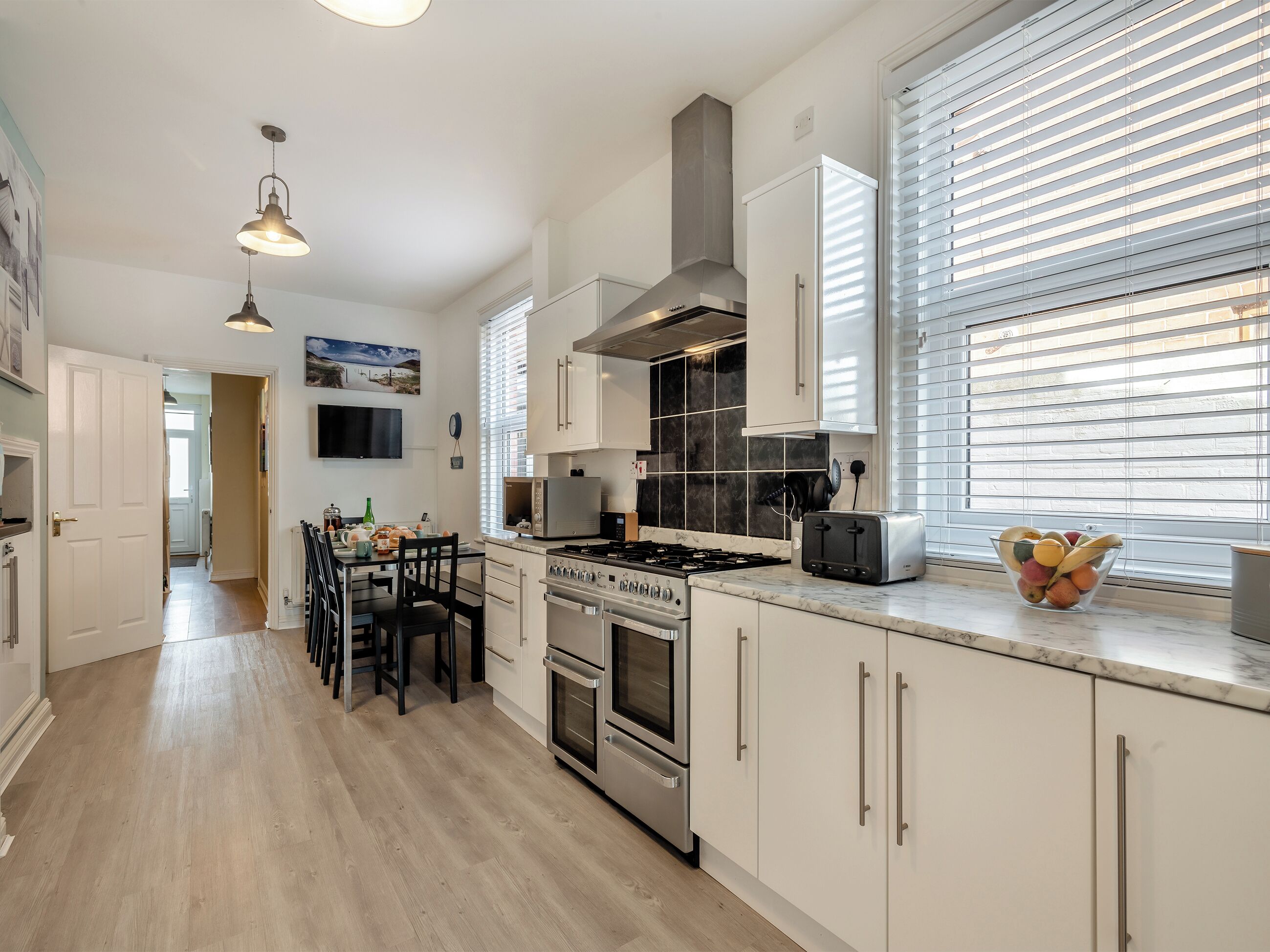 Een vaatwasser, een kinderstoel