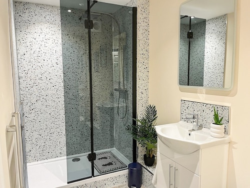 2 bedroom accommodation in Edwinstowe, near Mansfield