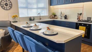 Dishwasher, cookware/dishes/utensils, freezer