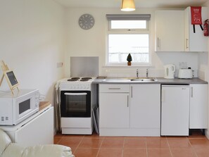 Cookware/dishes/utensils - 1 bedroom accommodation in Bridport (Bridport)