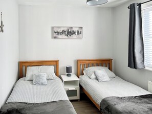 2 bedrooms, free WiFi, bed sheets - 2 bedroom accommodation in Beadnell, near Seahouses (Beadnell, near Seahouses)