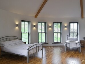 6 bedrooms, free WiFi, bed sheets