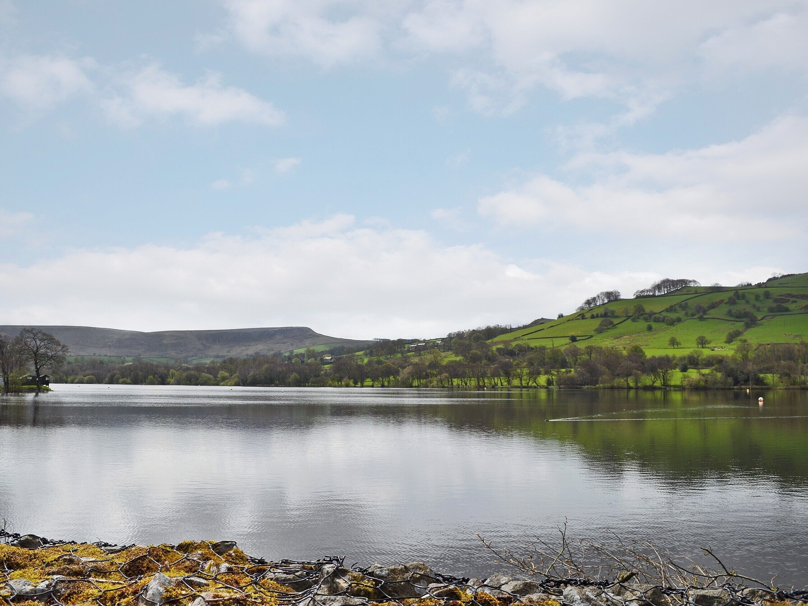 This charming stone cottage is perfectly placed for exploring this lovely part of the High Peak.