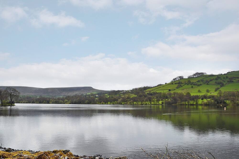 This charming stone cottage is perfectly placed for exploring this lovely part of the High Peak.