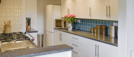 Een vaatwasser, een kinderstoel