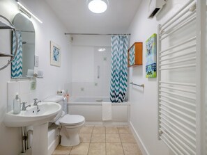 Towels - 1 bedroom accommodation in Sutton Staithe, near Stalham (Sutton Staithe, near Stalham)