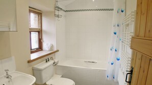 A bathroom with a sink, toilet, bathtub, and shower curtain. - 1 bedroom accommodation in Bleatarn, near Kirkby Stephen (Bleatarn, near Kirkby Stephen)