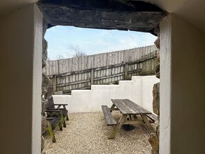 Outdoor dining - A holiday home in the heart of the Cornish countryside. (Coombe, near St Austell)