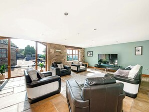 TV, fireplace - 5 bedroom accommodation in Langsett, near Penistone (Langsett, near Penistone)