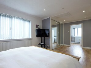 6 bedrooms, free WiFi, bed sheets - 6 bedroom accommodation in Skegness (Skegness)