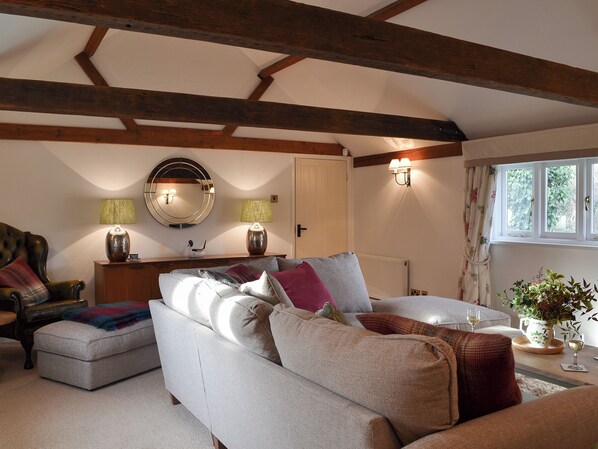Living area - Maplehurst Barn Stables (Staplehurst, near Maidstone)