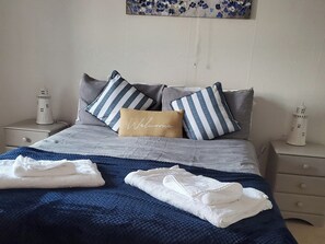 3 bedrooms, free WiFi, bed sheets - 3 bedroom accommodation in Mousehole, near Penzance (Mousehole, near Penzance)