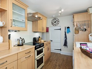 Oppvaskmaskin og høy barnestol