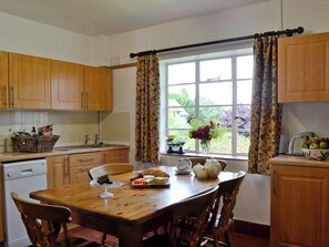 Dining - 3 bedroom accommodation in Ruckhall, Eaton Bishop, near Hereford (Ruckhall, Eaton Bishop, near Hereford)