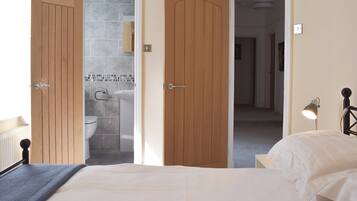 6 bedrooms, travel cot, free WiFi, bed sheets