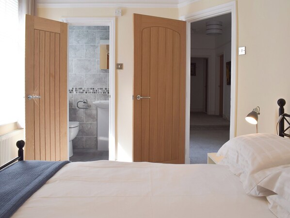 6 عدّة غرف نوم وسرير سفر وواي فاي مجانًا وملاءات أسرّة