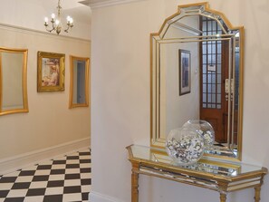 المنشأة من الداخل