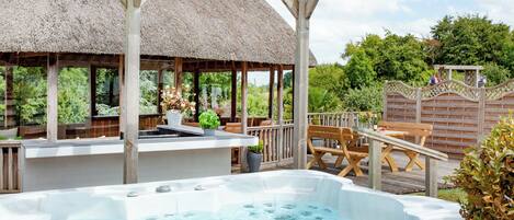 Outdoor spa tub