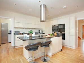 Dishwasher, high chair - 4 bedroom accommodation in Cheriton Bishop (Cheriton Bishop)