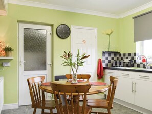 Dining - 2 bedroom accommodation in Camer&rsquo;s Green, Berrow, near Malvern (Camer&rsquo;s Green, Berrow, near Malvern)
