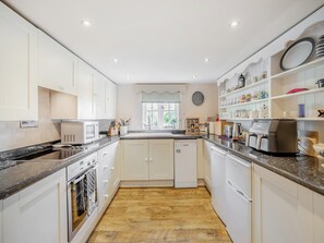 Oppvaskmaskin, høy barnestol og kjøkkenutstyr