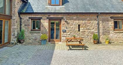 2 bedroom accommodation in Newland, near Coleford