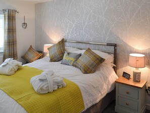 1 bedroom, free WiFi, bed sheets - This ground floor apartment benefits from it’s own private decked area. (Padstow)