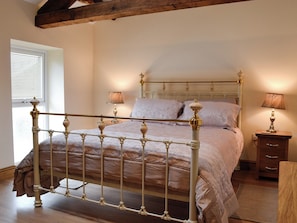 4 bedrooms, free WiFi, bed sheets - 4 bedroom accommodation in Calthwaite, near Penrith (Calthwaite, near Penrith)