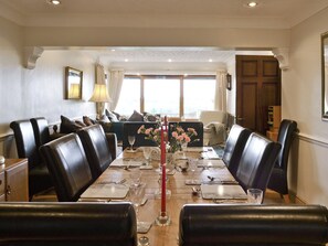 Dining - 4 bedroom accommodation in Huthwaite, near Sutton-in-Ashfield (Huthwaite, near Sutton-in-Ashfield)