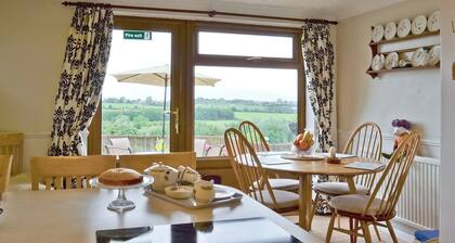 4 bedroom accommodation in Huthwaite, near Sutton-in-Ashfield