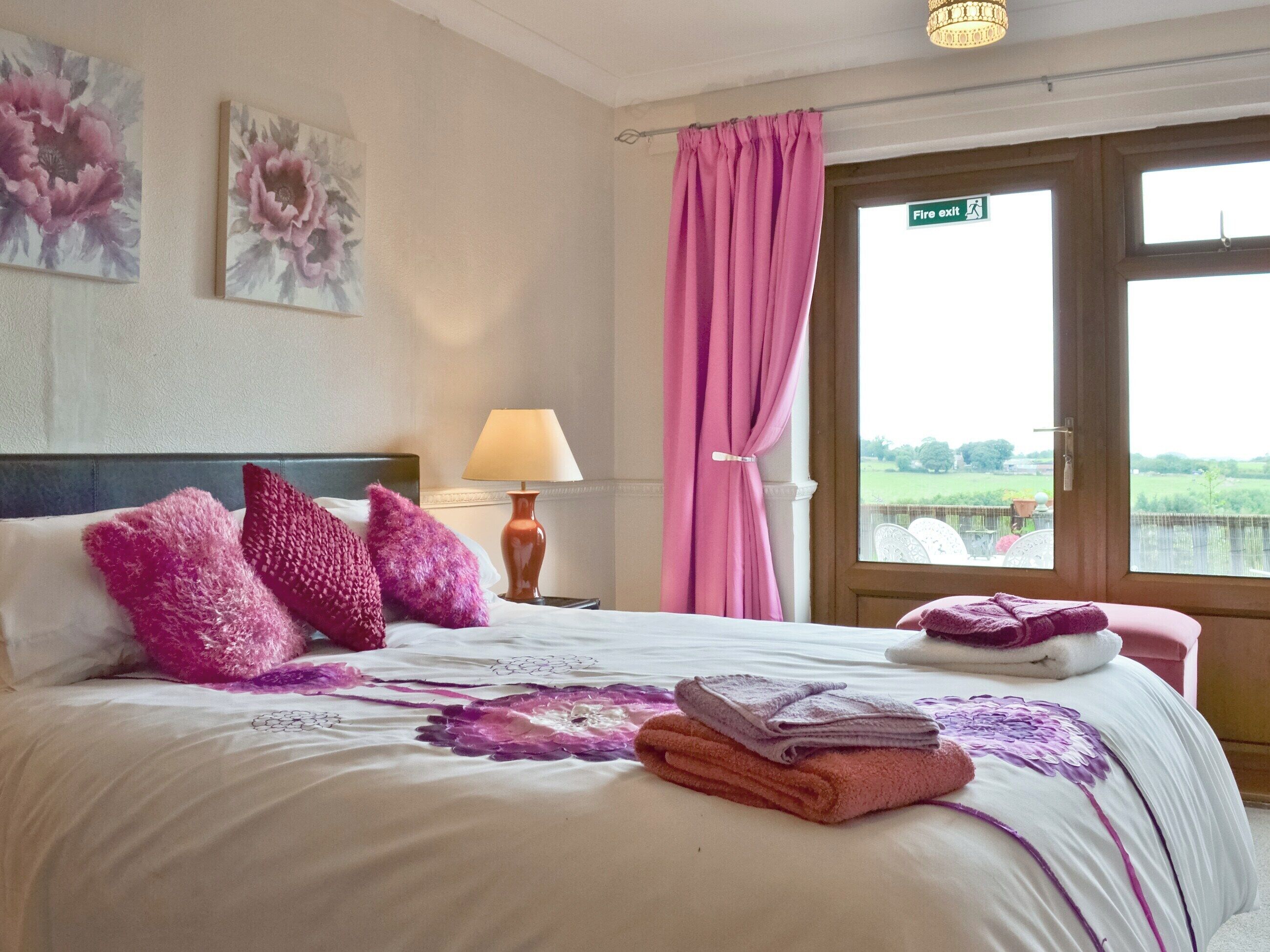 4 bedrooms, free WiFi, bed sheets