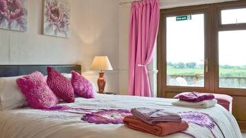 4 bedrooms, free WiFi, bed sheets