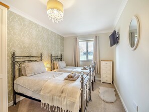 3 bedrooms, free WiFi, bed sheets, wheelchair access - Humphrey-Basil Lodge-UKC2176 (Norton Disney, near Lincoln)