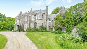A large stone building with a driveway leading to the entrance. - 1 bedroom accommodation in Lyth, near Wick (Lyth, near Wick)
